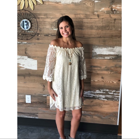 Umgee Dresses & Skirts - ⭐️last one⭐️ umgee off-shoulder lace dress
